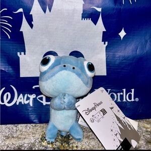 2025 Disney Parks Frozen Bruni Little Lizard Plush Bag Hugger Hand Magnet NWT